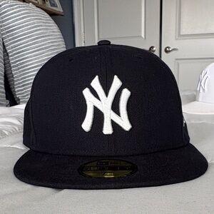 New Era Black & White New York Yankees Fitted Hat